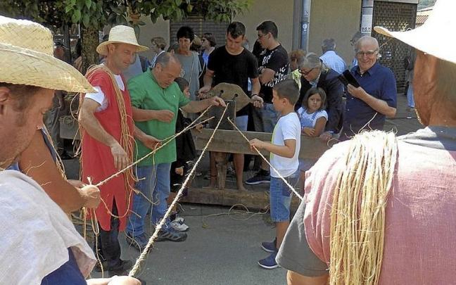 La cordeler&iacute;a es uno de los viejos oficios que se podr&aacute; ver en el mercado. | FOTO: N.M.