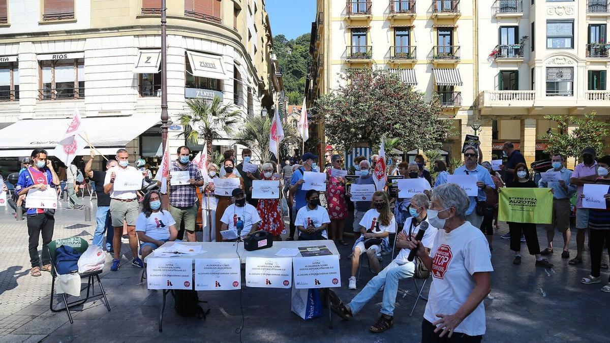 Concentración de protesta de las plataformas de afectados por Azora y Alokairu Benta Berri.