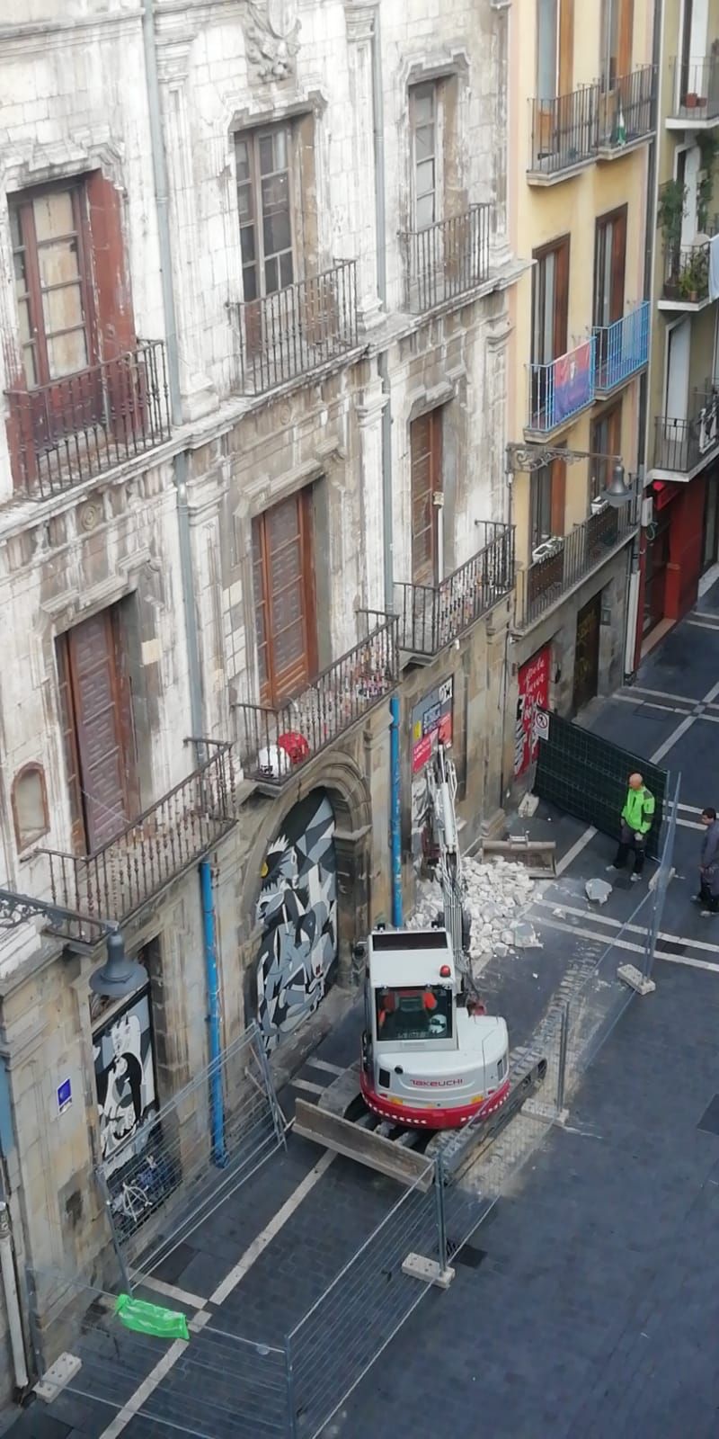 Imagen de la excavadora este miércoles abriendo uno de los accesos que fue tapiado en su día.