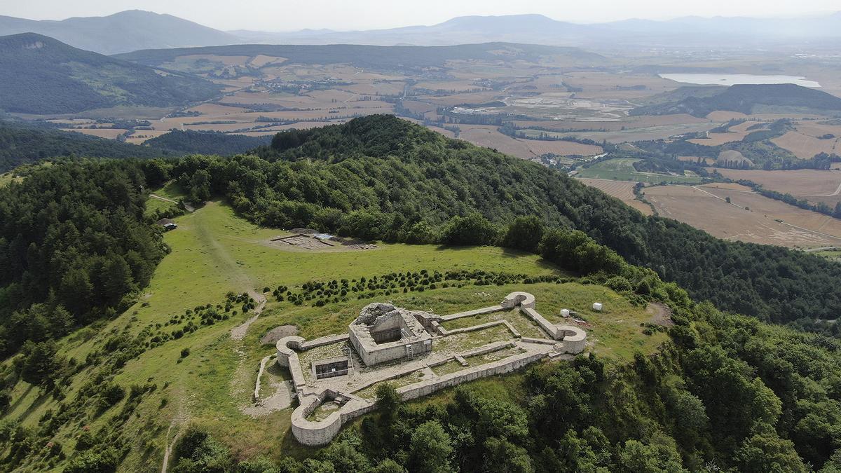 Castillo medieval de Irulegi y, al fondo, el poblado de la Edad del Hierro