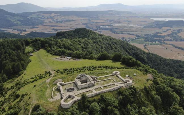Castillo medieval de Irulegi y, al fondo, el poblado de la Edad del Hierro