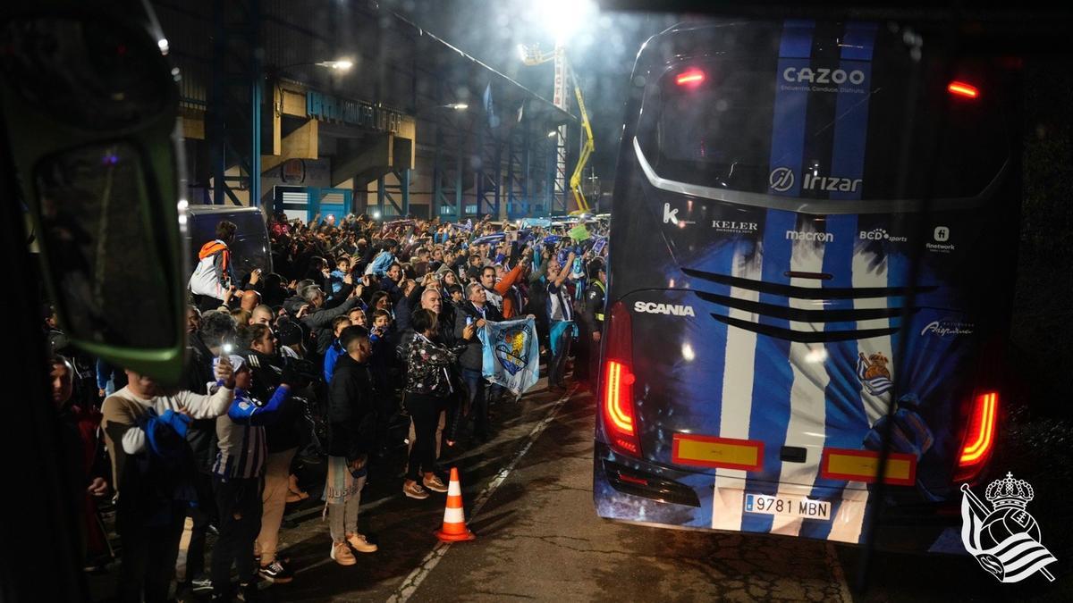 Aficionados realistas recibiendo al autobús de la Real a su llegada al campo de La Isla en Coria.