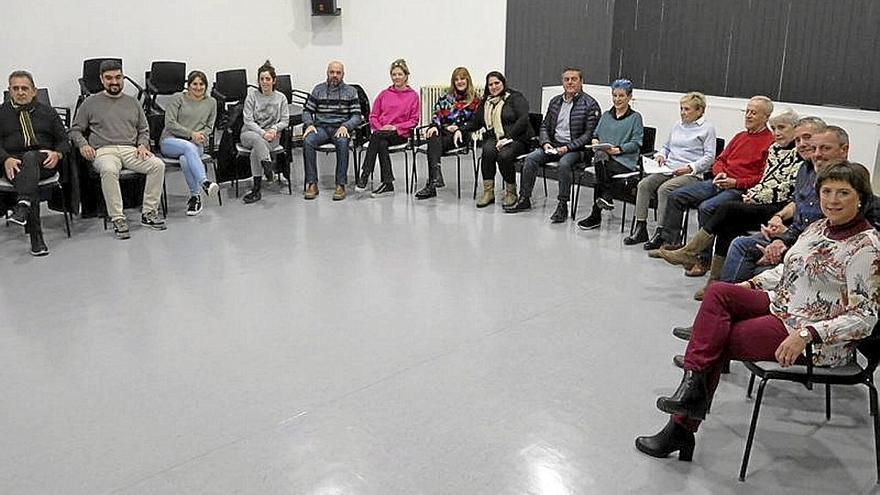 Los vecinos que tomaron parte en la presentación de ayer. | FOTO: A.Z.