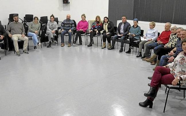 Los vecinos que tomaron parte en la presentación de ayer. | FOTO: A.Z.