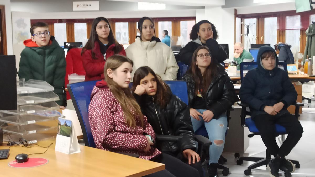 Los alumnos de DBH 2°A de Zabalgana han visitado la redacción de DNA