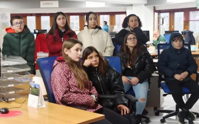 Los alumnos de DBH 2°A de Zabalgana han visitado la redacción de DNA Los alumnos de DBH 2°A de Zabalgana han visitado la redacción de DNA