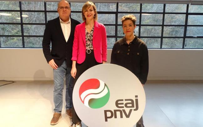 El presidente del GBB, Joseba Egibar; la alcaldesa de Arrasate, Mar&iacute;a Ubarretxena; y la presidenta del uri batzar de la localidad, Agurne Juldain