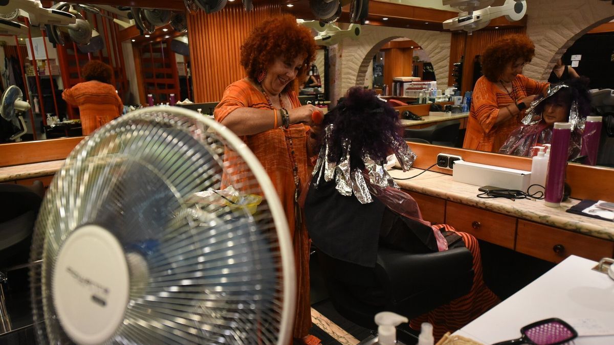 En este local de estética además del aire también tienen ventiladores.