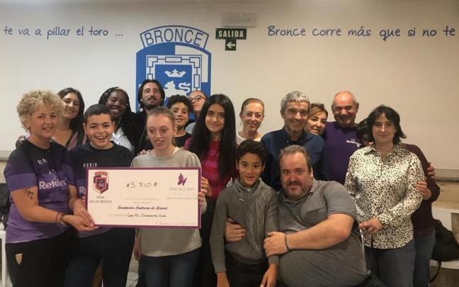 La entrega del cheque en la Pe&ntilde;a Los de Bronce.