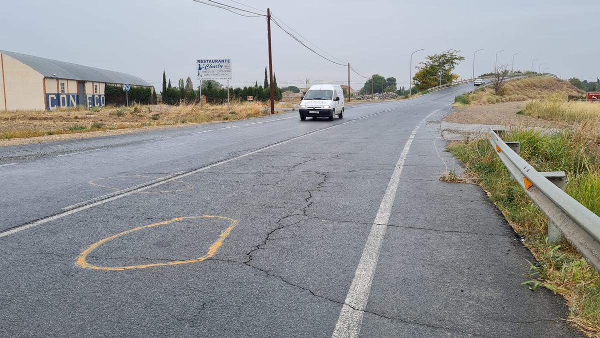 Marcas en la carretera realizadas por la Policía Foral en el lugar del accidente.