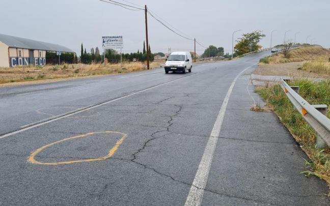 Marcas en la carretera realizadas por la Policía Foral en el lugar del accidente.