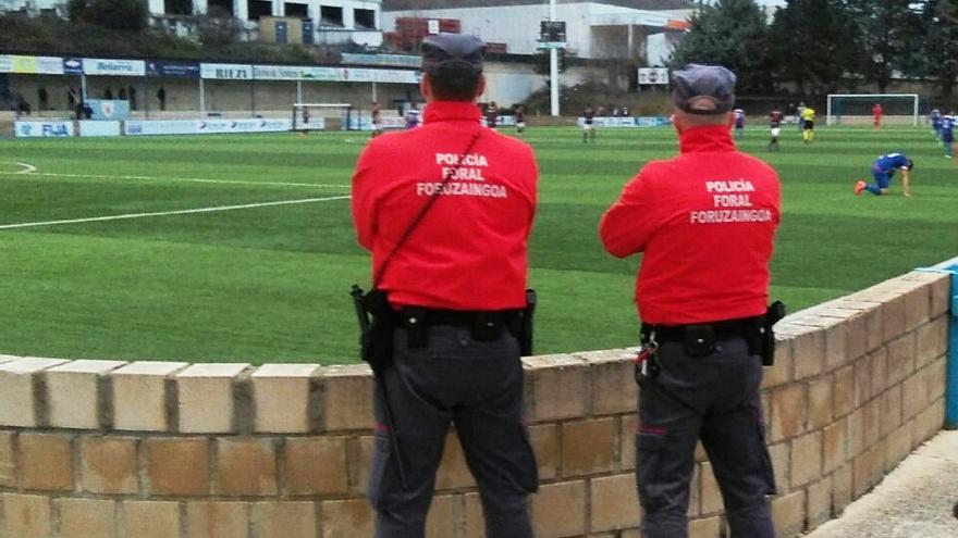 Agentes de la Policía Foral en un campo de fútbol.