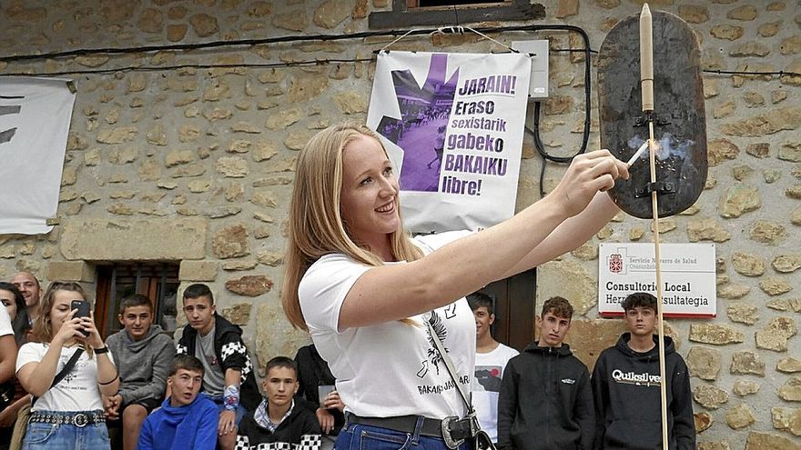 June Kintana prende la mecha del cohete que arrancó cinco días de celebraciones de Bakaiku.