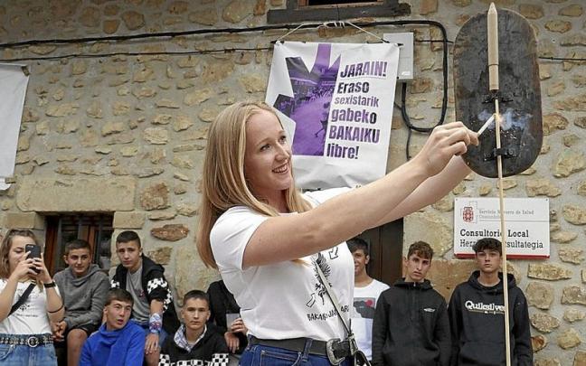 June Kintana prende la mecha del cohete que arrancó cinco días de celebraciones de Bakaiku.