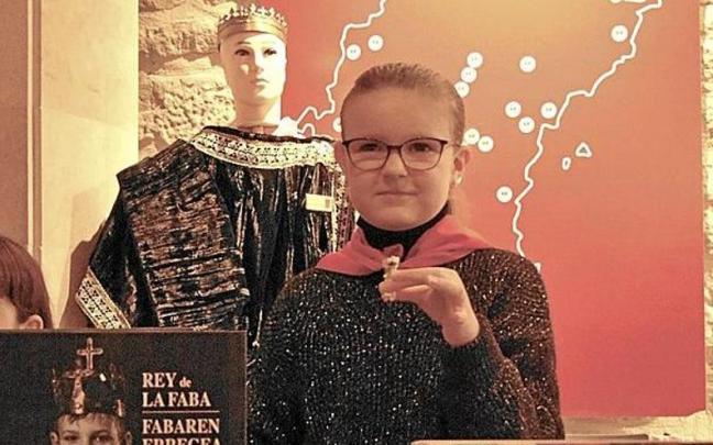 Martina Elizalde Garriz posa con el haba que le proclamó Reina de la Faba del 2023.