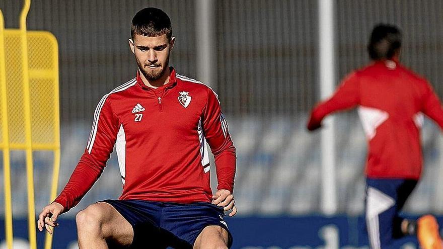 Iker Muñoz, centrocampista del filial, ejercitándose en Tajonar con el primer equipo de Osasuna. | FOTO: CLUB ATLÉTICO OSASUNA