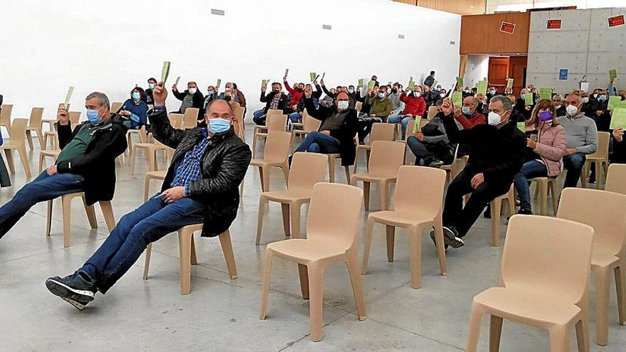 Votación de la asamblea de la UAGA del pasado año, celebrada el día de San José en el monasterio de Estíbaliz y con la obligada presencia de las mascarillas. | FOTO: T. DÍEZ