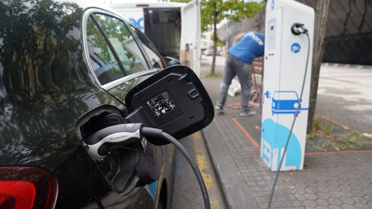 Un coche eléctrico realiza una recarga en Donostia.