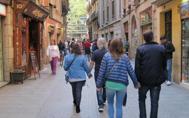 Gente paseando por una calle.
