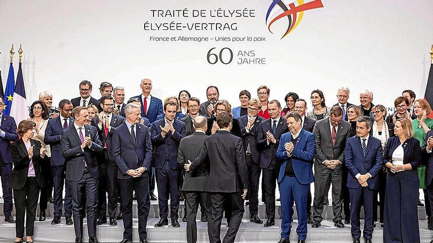 Emmanuel Macron y Olaf Scholz se dirigen a la foto de familia de la cumbre franco alemana celebrada ayer en París.