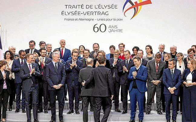 Emmanuel Macron y Olaf Scholz se dirigen a la foto de familia de la cumbre franco alemana celebrada ayer en París. Emmanuel Macron y Olaf Scholz se dirigen a la foto de familia de la cumbre franco alemana celebrada ayer en París.