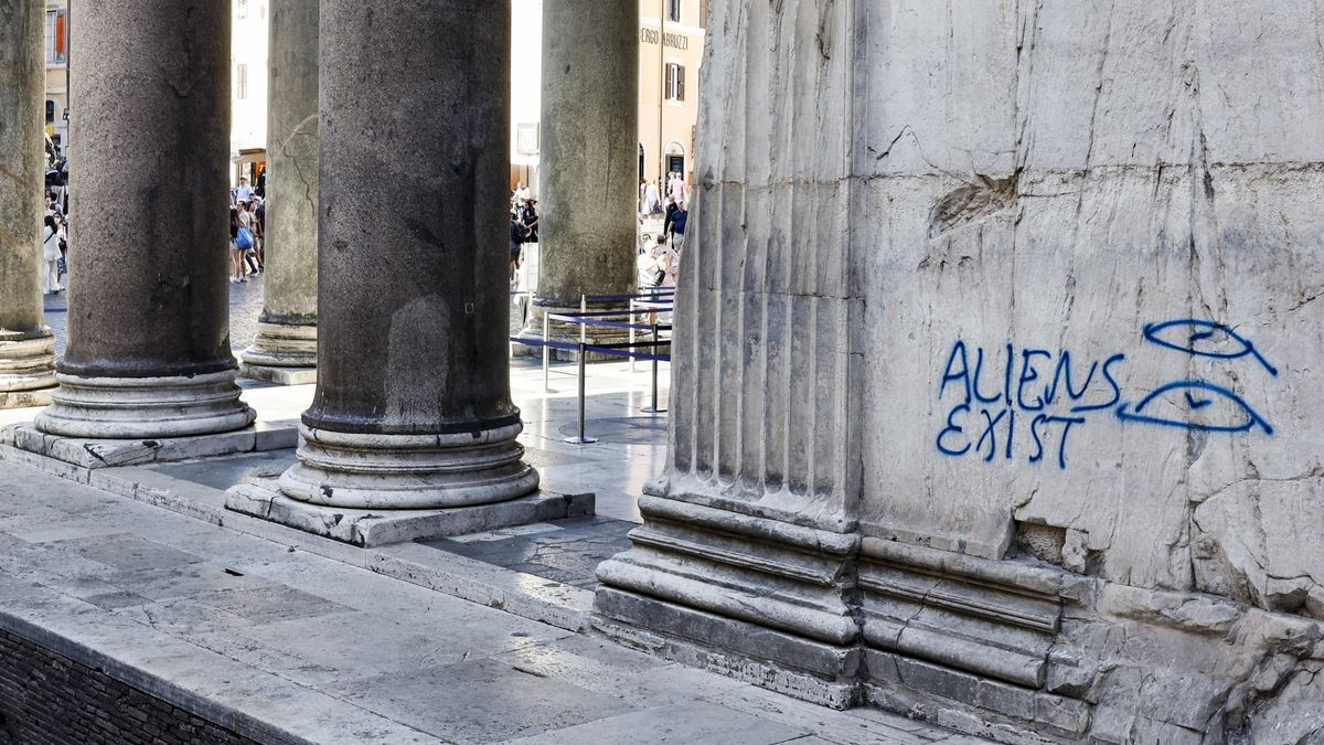Pintada vandálica en el Panteón de Roma