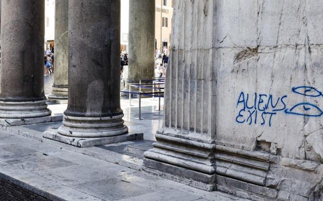 Pintada vandálica en el Panteón de Roma Pintada vandálica en el Panteón de Roma