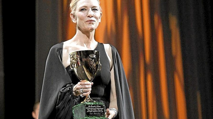 Cate Blanchett, con su segunda Copa Volpi. | FOTO: AFP