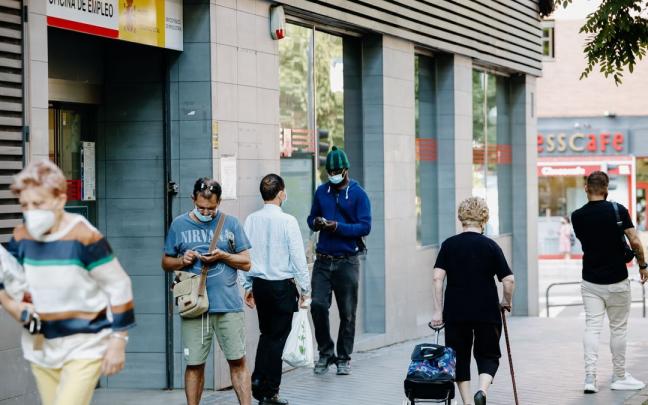Varias personas pasan por delante de una oficina del Servicio Público de Empleo Estatal (Sepe). Varias personas pasan por delante de una oficina del Servicio Público de Empleo Estatal (Sepe).