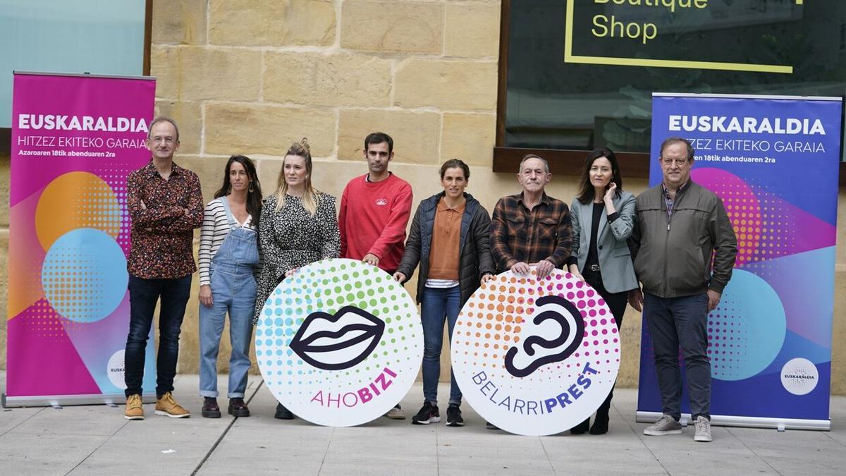 Parte de la organización del Euskaraldia y personas de distintos ámbitos de la sociedad vasca, en la presentación de la tercera edición, en el Museo San Telmo de Donostia