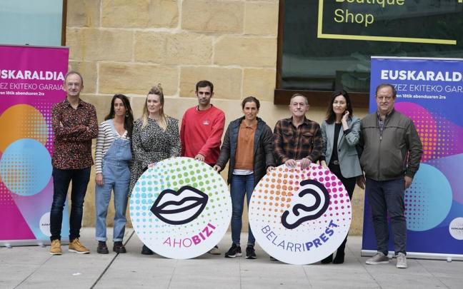 Parte de la organización del Euskaraldia y personas de distintos ámbitos de la sociedad vasca, en la presentación de la tercera edición, en el Museo San Telmo de Donostia