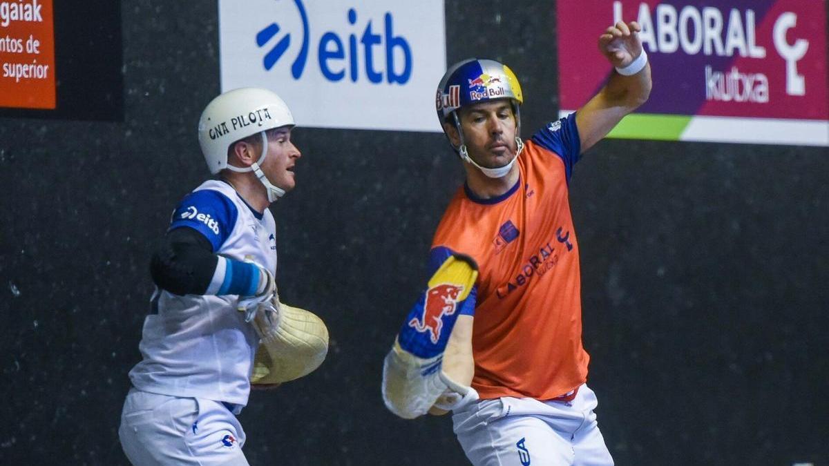 Iñaki Osa Goikoetxea golpea ante Jon Tambourindeguy.