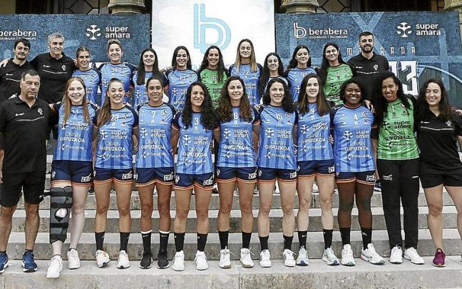 La plantilla y el cuerpo técnico del Super Amara Bera Bera posan durante la presentación que se celebró ayer en el Palacio Miramar.