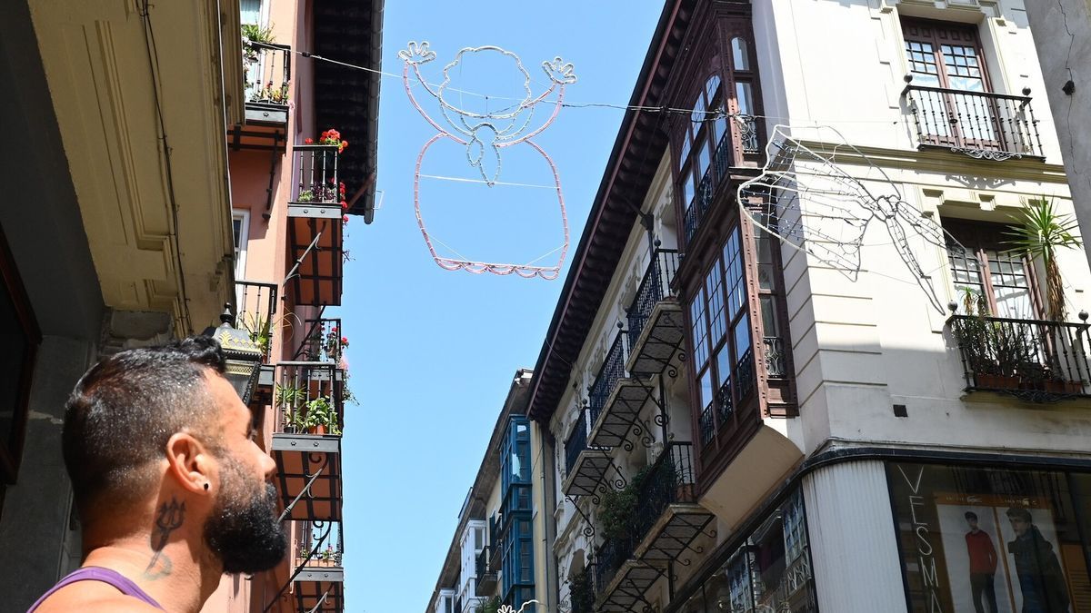 Un joven observa la iluminación de la calle Bidebarrieta.