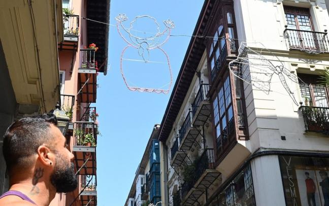 Un joven observa la iluminación de la calle Bidebarrieta.