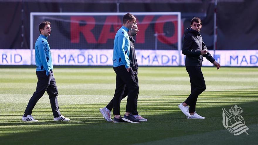 Jugadores de la Real, sobre el campo de Vallecas.