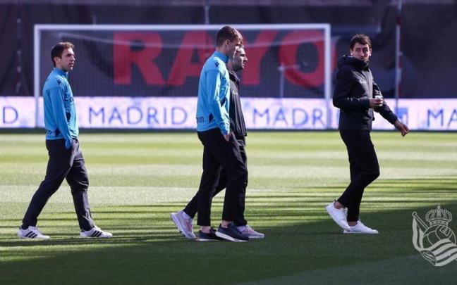 Jugadores de la Real, sobre el campo de Vallecas. Jugadores de la Real, sobre el campo de Vallecas.