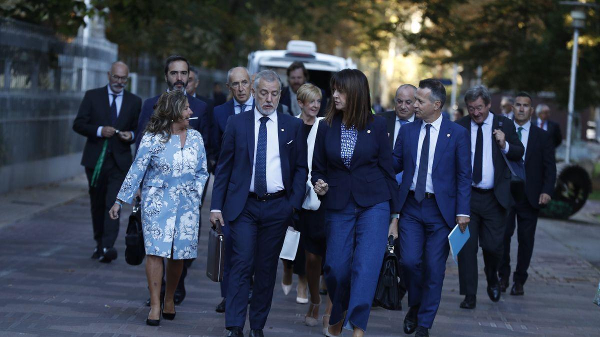 El lehendakari acompañado de todos los consejeros del Gobierno vasco llega al pleno de Política General en el Parlamento Vasco.