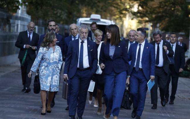 El lehendakari acompañado de todos los consejeros del Gobierno vasco llega al pleno de Política General en el Parlamento Vasco. El lehendakari acompañado de todos los consejeros del Gobierno vasco llega al pleno de Política General en el Parlamento Vasco.