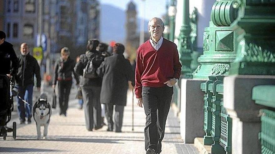 En la imagen, Mariano Ferrer pasea por el puente del Kursaal.