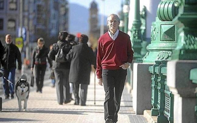 En la imagen, Mariano Ferrer pasea por el puente del Kursaal.