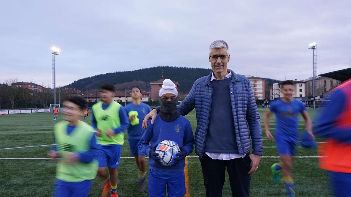 El presidente del Arratia, Pedro Ormazabal, junto a Gurpreet