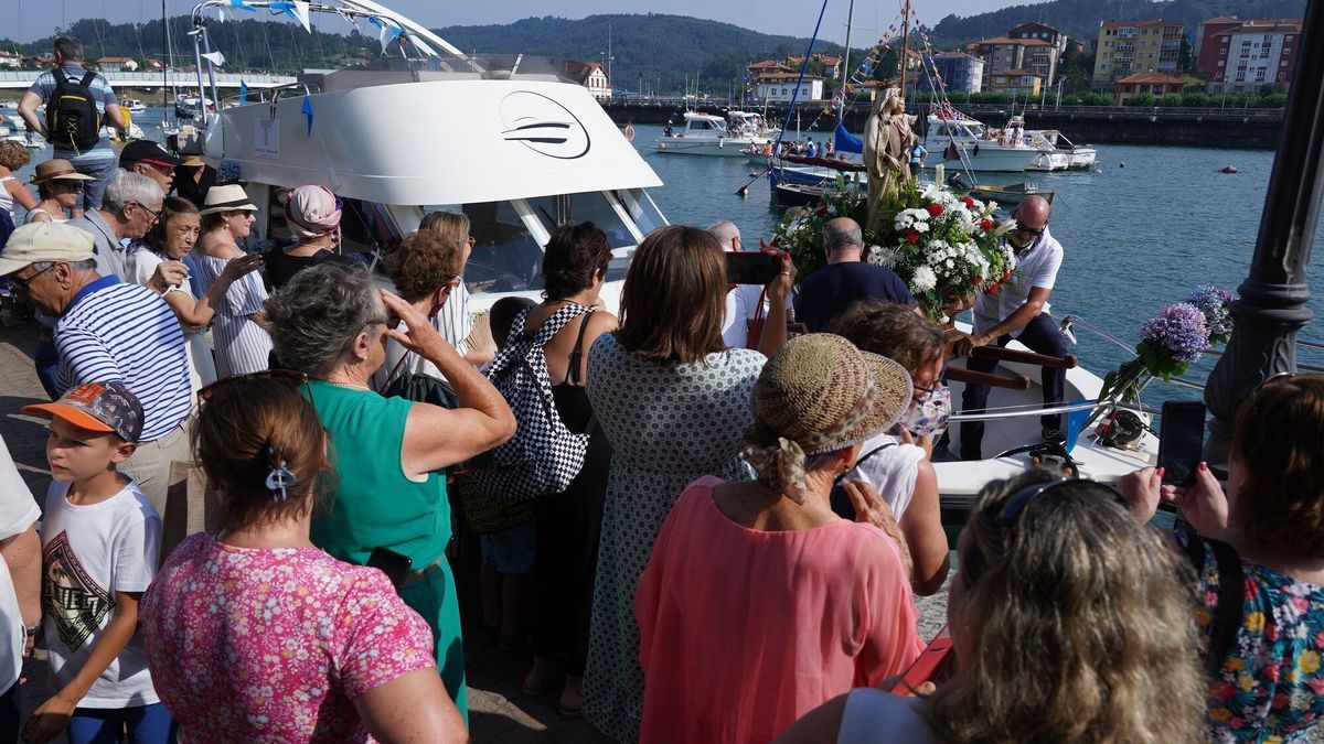 La gente se agolpó para ver a la Virgen del Carmen en la procesión marítima de Plentzia .