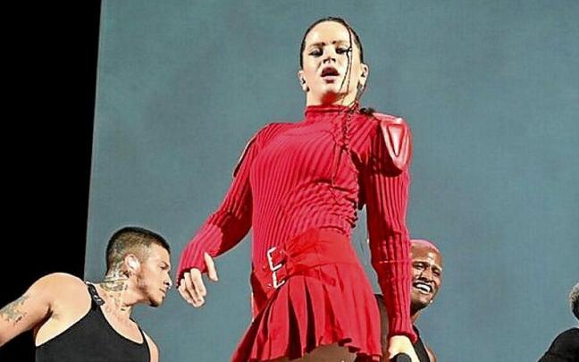 Rosalía durante su actuación en el BEC.