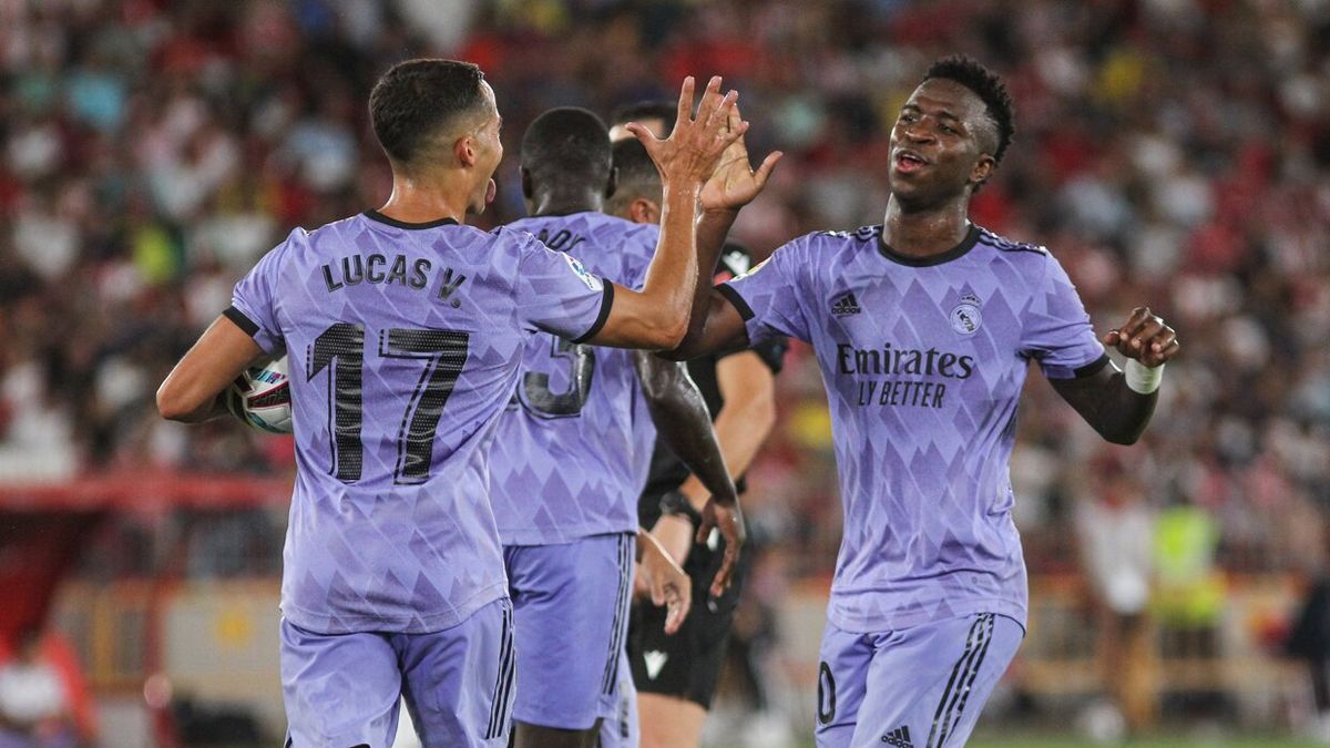 Lucas Vázquez celebra su gol con Vinicius.