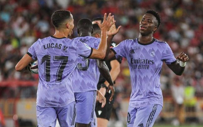 Lucas Vázquez celebra su gol con Vinicius.