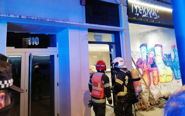 Bomberos en el lugar del suceso.