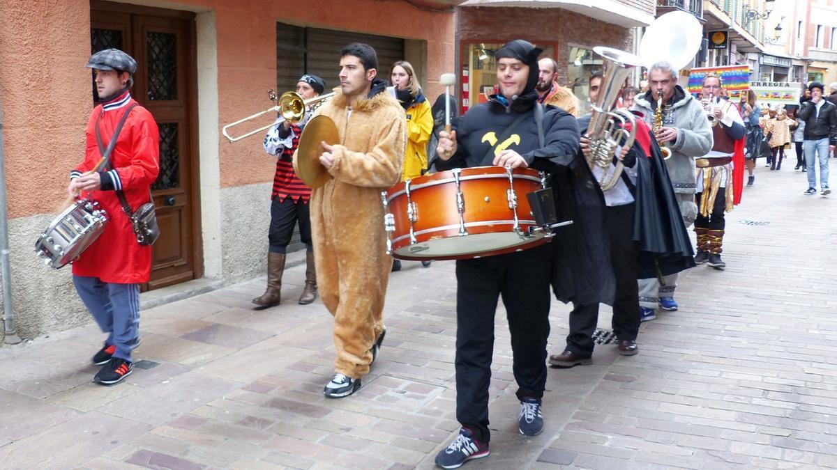 Una de las kalejiras organizadas en una pasada edición del Carnaval encartado.