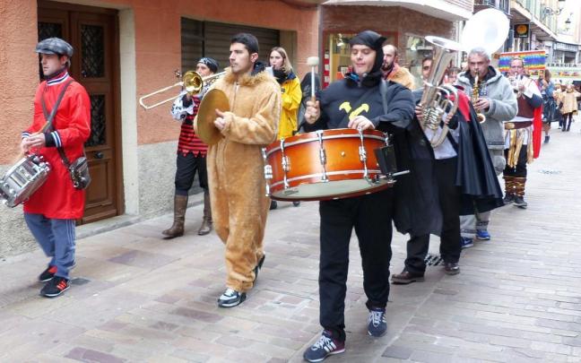 Una de las kalejiras organizadas en una pasada edición del Carnaval encartado.