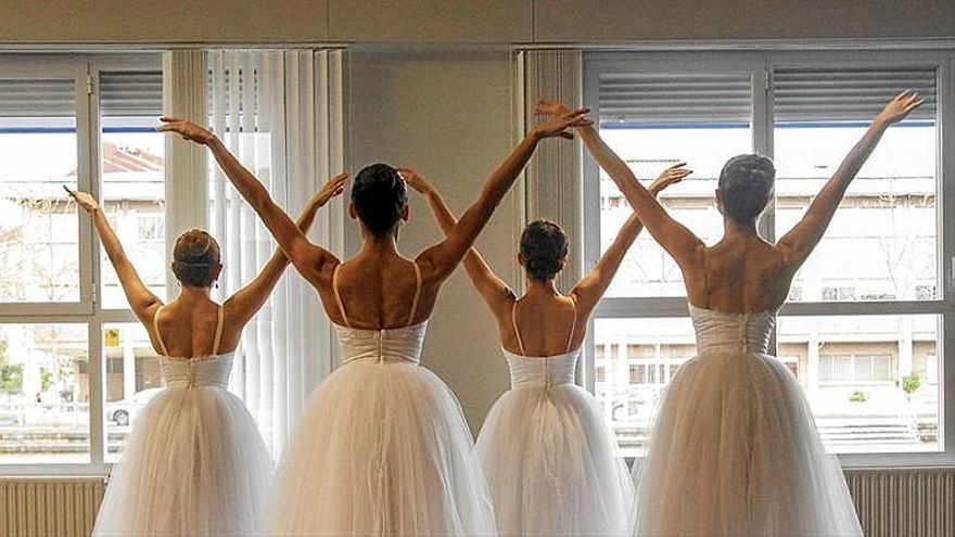 Cuatro bailarinas en una clase del Uruñuela.